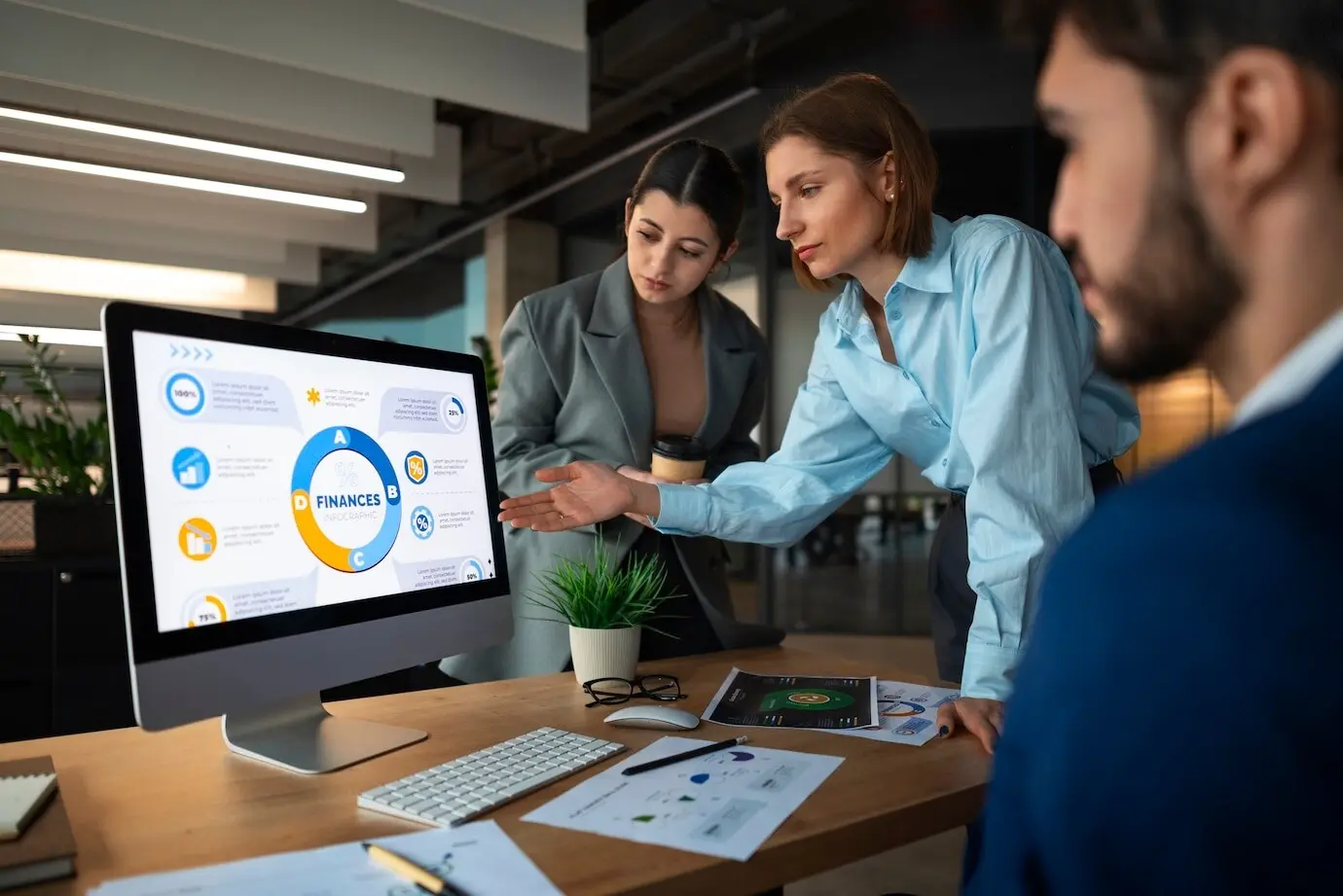 Люди в офисе анализируют и проверяют финансовые графики.