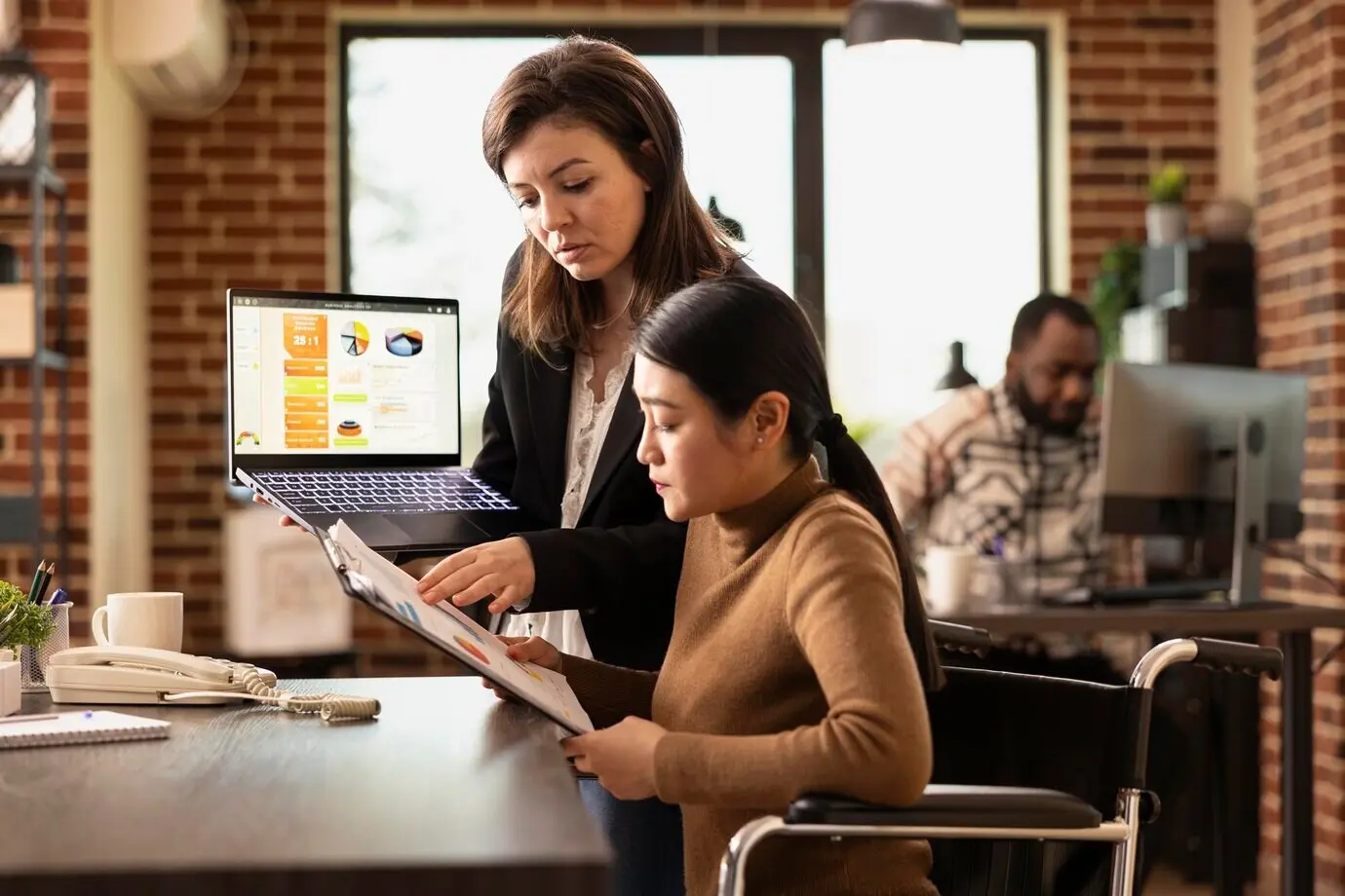 Пожалуйста, пришлите исходное описание «Team Collaboration in Office», которое нужно перефразировать на русском.